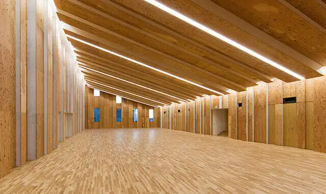 木造の特大講義室