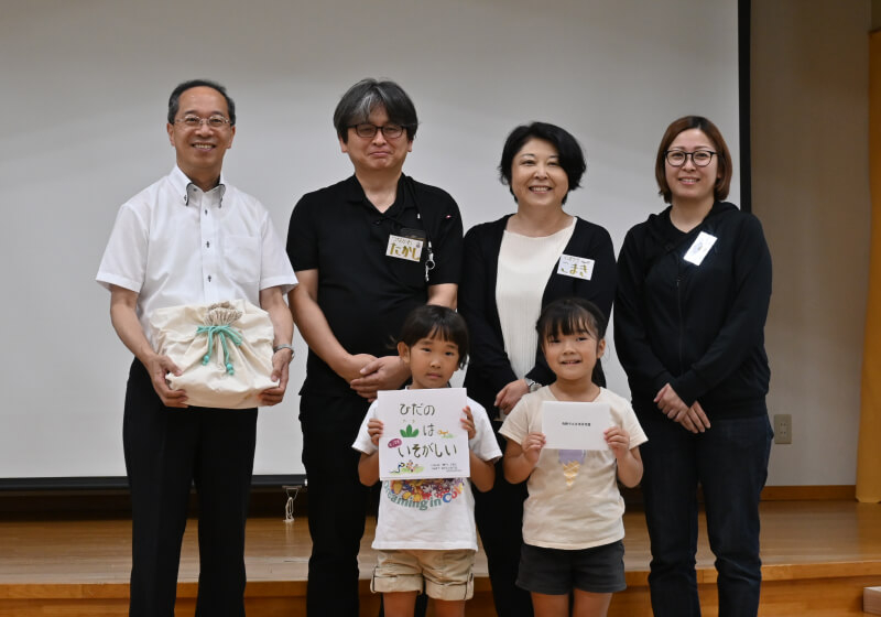 積み木と絵本を贈呈