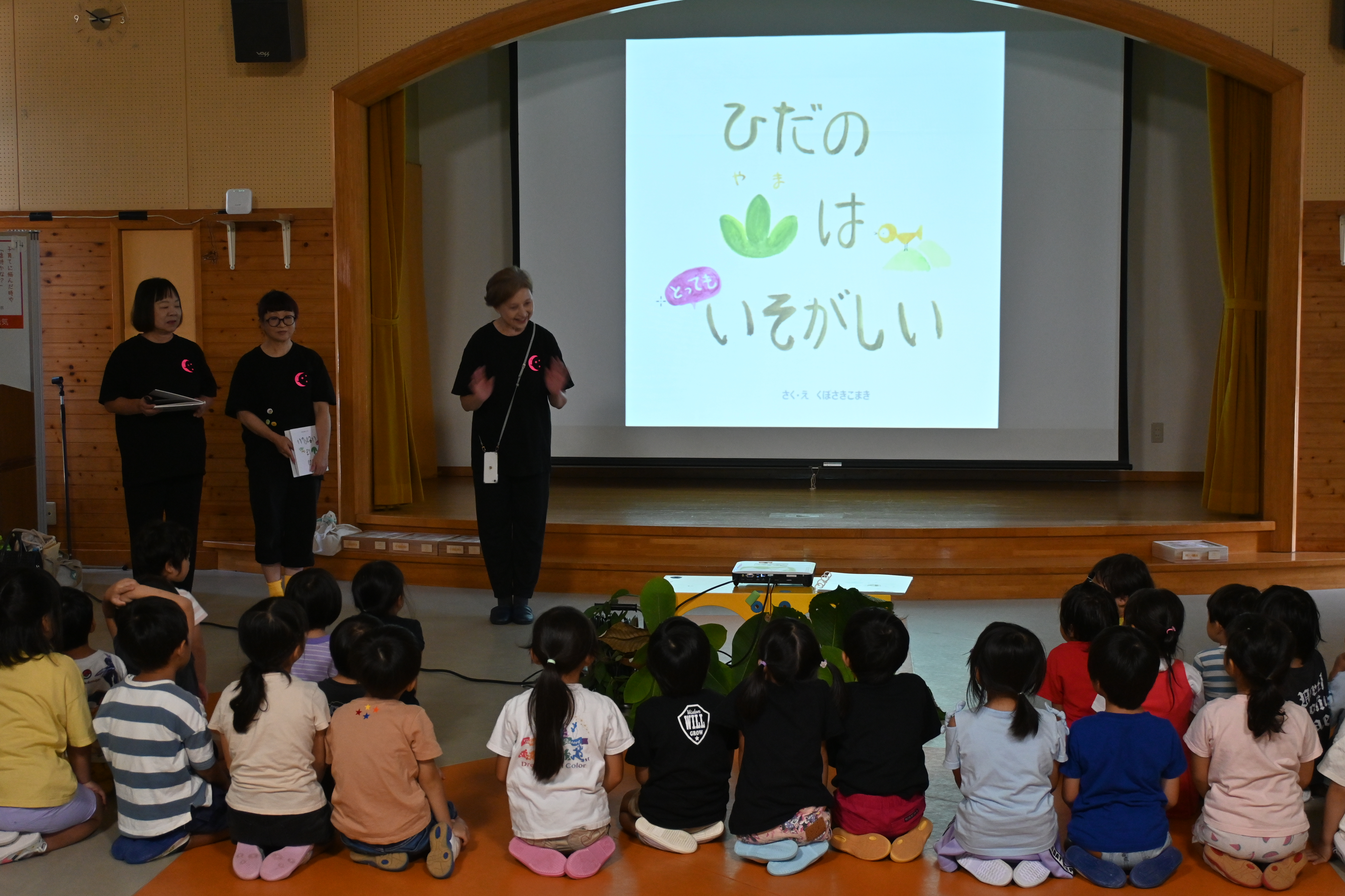 積み木と絵本を贈呈
