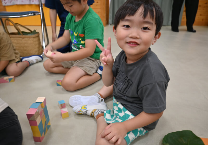 積み木と絵本を贈呈