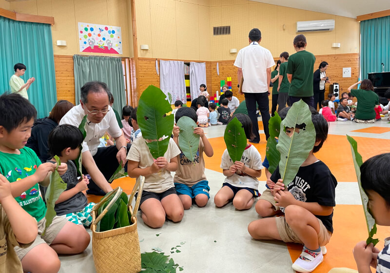 積み木と絵本を贈呈